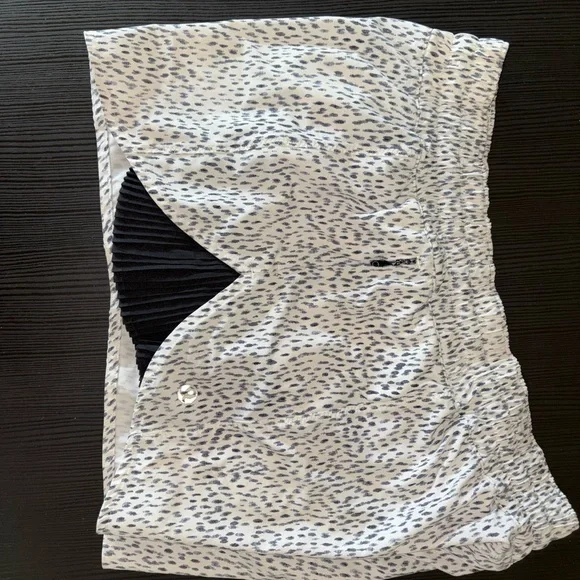 Lululemon Athletica White and Black Athletic Shorts - Picture 4 of 4